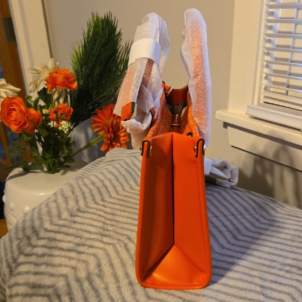 Michael Kors Vibrant Orange Tote 🧡 ✨️ ⭐️ BRAND NEW 🧡 ✨️ - Picture 7 of 10